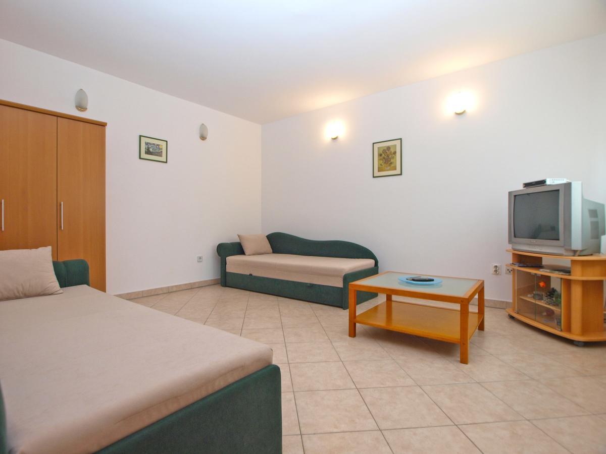 Apartment Alma 1600 Pula Buitenkant foto