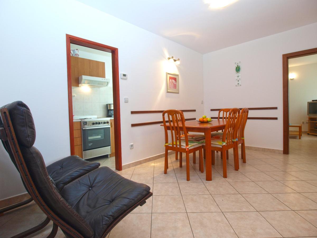 Apartment Alma 1600 Pula Buitenkant foto